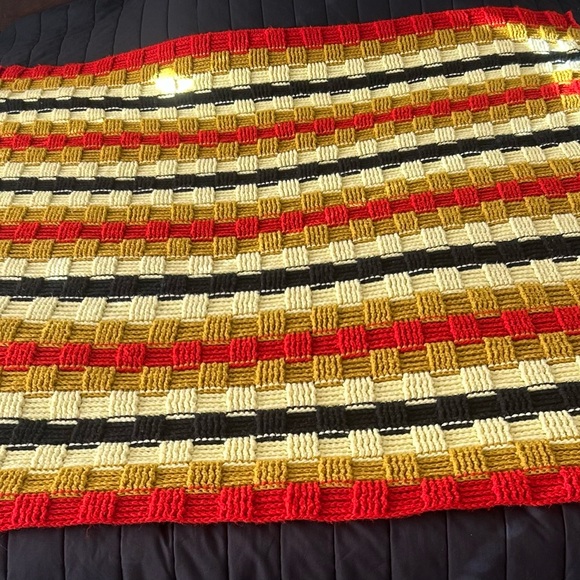 Vintage Basket Weave Granny Crochet Afghan Stripe Throw Blanket MCM
#1029249 - Picture 1 of 9